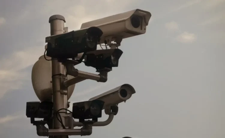 Telecamere per la lettura targhe montate su un palo, sullo sfondo un cielo nuvoloso