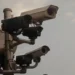 Telecamere per la lettura targhe montate su un palo, sullo sfondo un cielo nuvoloso