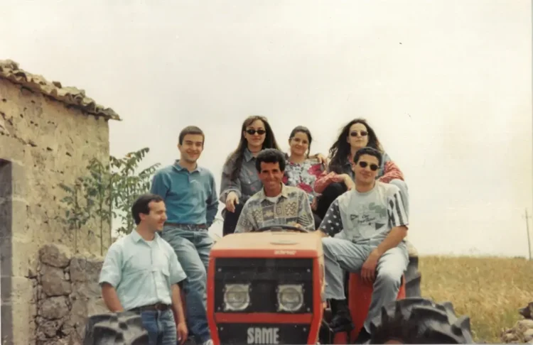 Salvatore Barresi alla guida di un trattore con alcuni amici a Chiaramonte Gulfi