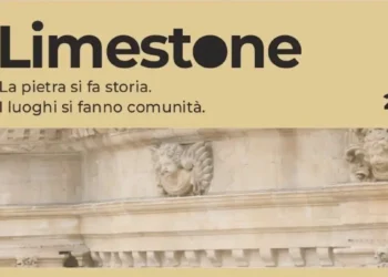 Locandina Limestone a Scicli: dettaglio di fregi in pietra calcarea su una facciata barocca