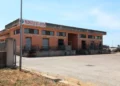 Edificio del macello comunale di Modica con insegna Frigomacello della Contea e piazzale vuoto
