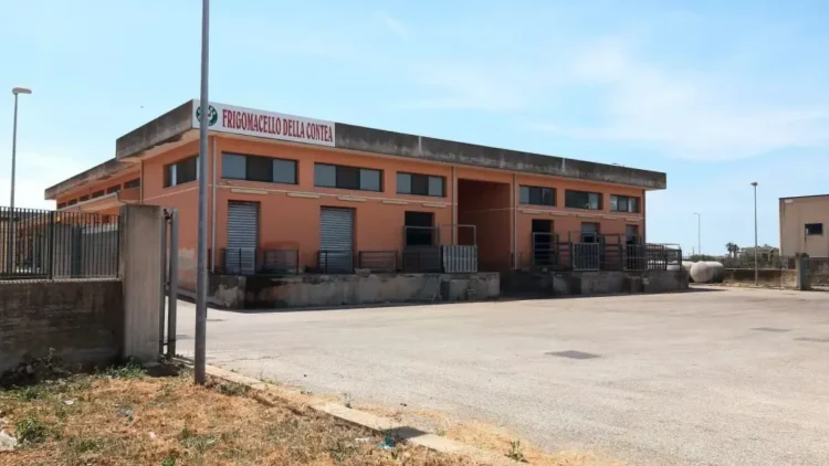 Edificio del macello comunale di Modica con insegna Frigomacello della Contea e piazzale vuoto