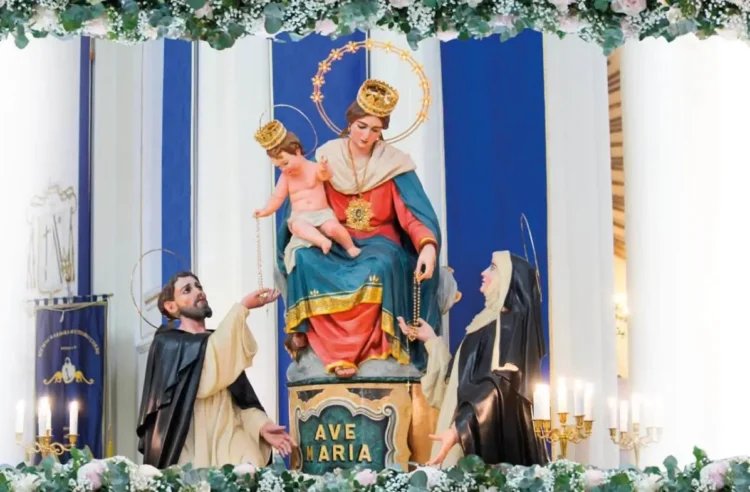 Simulacro della Madonna del Rosario con il Bambino tra due santi domenicani, su un altare ornato di fiori e candele