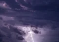 Maltempo Modica, fulmine tra le nuvole scure durante il temporale serale