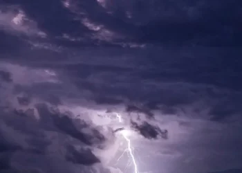 Maltempo Modica, fulmine tra le nuvole scure durante il temporale serale