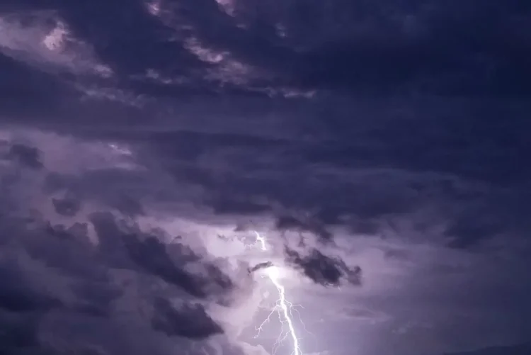 Maltempo Modica, fulmine tra le nuvole scure durante il temporale serale