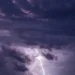 Maltempo Modica, fulmine tra le nuvole scure durante il temporale serale