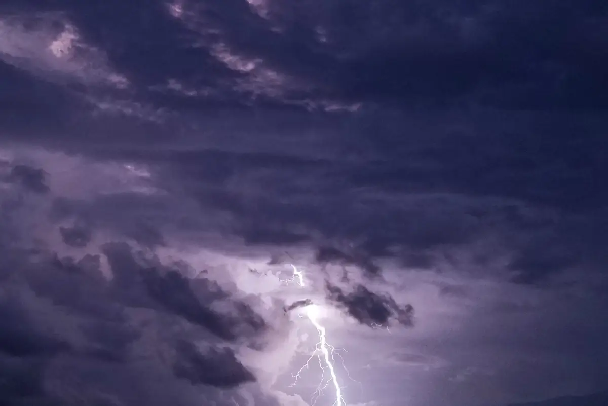 Maltempo Modica, fulmine tra le nuvole scure durante il temporale serale