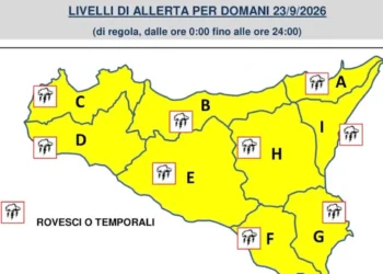 Mappa della Sicilia con le nove zone di allerta, dalla A alla I, tutte in giallo e simboli di temporali per il 23 settembre