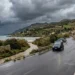 Cielo carico di nuvole temporalesche su una strada bagnata in Sicilia, allerta gialla. Immagine generata con intelligenza artificiale.