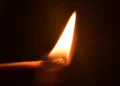 Fiamma di un fiammifero accesa, immagine simbolica per dà fuoco casa a Gela