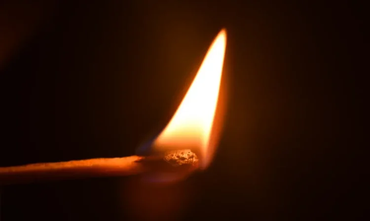 Fiamma di un fiammifero accesa, immagine simbolica per dà fuoco casa a Gela