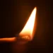 Fiamma di un fiammifero accesa, immagine simbolica per dà fuoco casa a Gela
