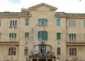 Facciata dell'ex Ospedale Civile di Ragusa, destinato a Medicina della Kore, con persiane verdi e la scritta sul frontone