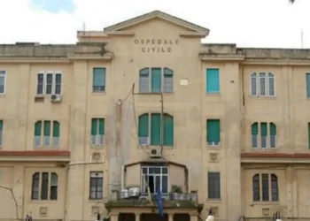 Facciata dell'ex Ospedale Civile di Ragusa, destinato a Medicina della Kore, con persiane verdi e la scritta sul frontone