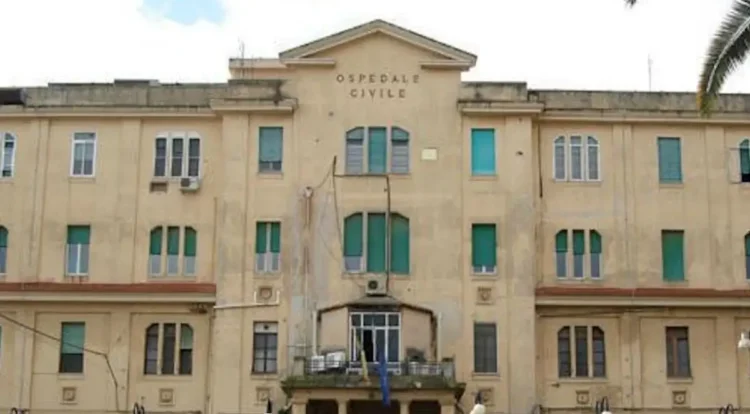 Facciata dell'ex Ospedale Civile di Ragusa, destinato a Medicina della Kore, con persiane verdi e la scritta sul frontone