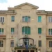 Facciata dell'ex Ospedale Civile di Ragusa, destinato a Medicina della Kore, con persiane verdi e la scritta sul frontone