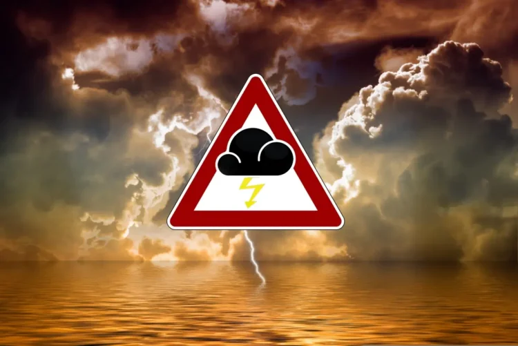 Cielo di tempesta su mare con fulmine e simbolo triangolare di allerta meteo con nuvola e lampo