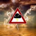 Cielo di tempesta su mare con fulmine e simbolo triangolare di allerta meteo con nuvola e lampo