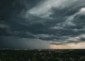 Fulmini attraversano un cielo notturno carico di nubi temporalesche