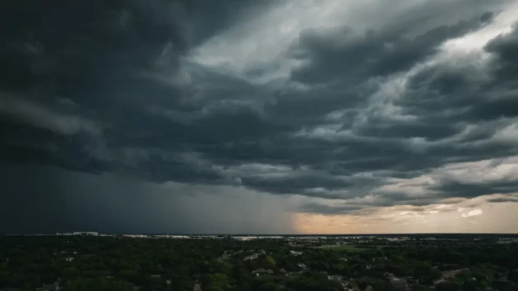 Fulmini attraversano un cielo notturno carico di nubi temporalesche