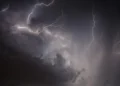 Fulmini attraversano un cielo notturno carico di nubi temporalesche