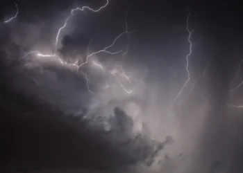 Fulmini attraversano un cielo notturno carico di nubi temporalesche