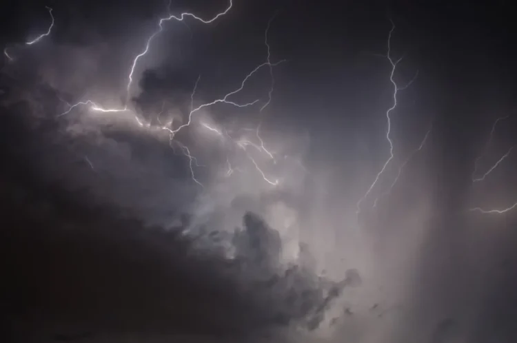 Fulmini attraversano un cielo notturno carico di nubi temporalesche