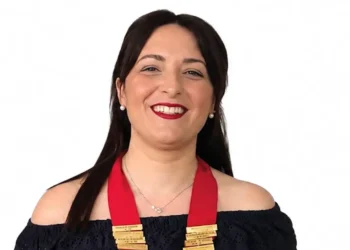 Michela Canto sorride con la fascia e i distintivi da presidente del Rotaract Club Pozzallo-Ispica