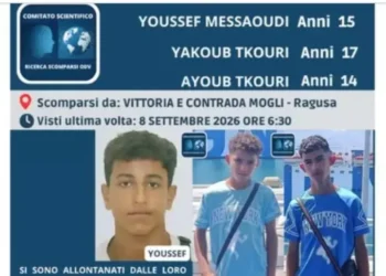 Manifesto con foto e dati di Youssef Messaoudi, Yakoub Tkouri e Ayoub Tkouri, scomparsi da Vittoria e contrada Mogli