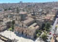 Veduta aerea di Ragusa con la Cattedrale di San Giovanni Battista, piazza San Giovanni e le auto lungo corso Italia