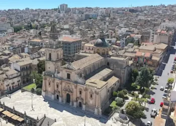 Veduta aerea di Ragusa con la Cattedrale di San Giovanni Battista, piazza San Giovanni e le auto lungo corso Italia