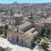 Veduta aerea di Ragusa con la Cattedrale di San Giovanni Battista, piazza San Giovanni e le auto lungo corso Italia