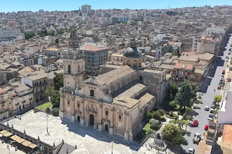 Veduta aerea di Ragusa con la Cattedrale di San Giovanni Battista, piazza San Giovanni e le auto lungo corso Italia