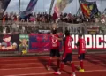 Giocatori del Modica in maglia rossa salutano i tifosi sugli spalti dopo la gara con il Favara Castrum, tra striscioni