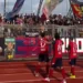 Giocatori del Modica in maglia rossa salutano i tifosi sugli spalti dopo la gara con il Favara Castrum, tra striscioni