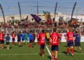 Giocatori del Modica in campo al Pietro Scollo, tifosi con bandiere sugli spalti prima della gara di Serie D