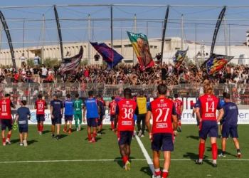 Giocatori del Modica in campo al Pietro Scollo, tifosi con bandiere sugli spalti prima della gara di Serie D