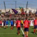 Giocatori del Modica in campo al Pietro Scollo, tifosi con bandiere sugli spalti prima della gara di Serie D