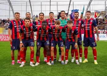 Squadra rossoblù del Modica schierata in campo prima di una gara di Serie D