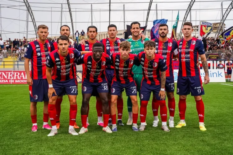 Squadra rossoblù del Modica schierata in campo prima di una gara di Serie D
