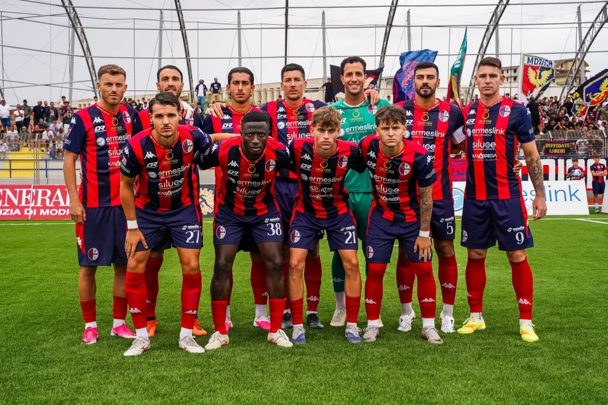 Squadra rossoblù del Modica schierata in campo prima di una gara di Serie D