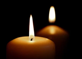 Due candele accese al buio, simbolo di lutto e cordoglio.