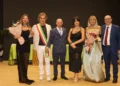 Il sindaco di Monterosso Almo con fascia tricolore, artisti e autorità premiati alla mostra d'arte