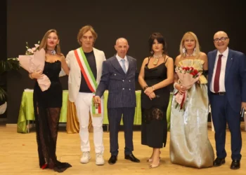Il sindaco di Monterosso Almo con fascia tricolore, artisti e autorità premiati alla mostra d'arte
