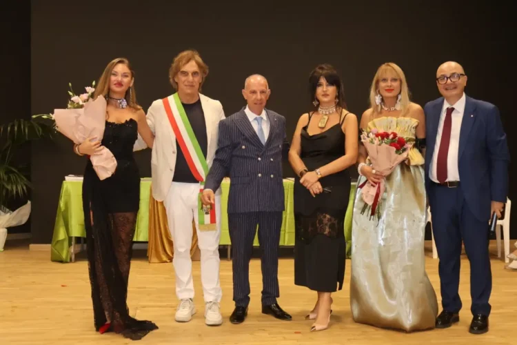 Il sindaco di Monterosso Almo con fascia tricolore, artisti e autorità premiati alla mostra d'arte