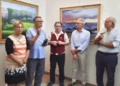 Mostra Salvatore Massari Scoglitti: gruppo di persone davanti ai dipinti