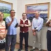 Mostra Salvatore Massari Scoglitti: gruppo di persone davanti ai dipinti
