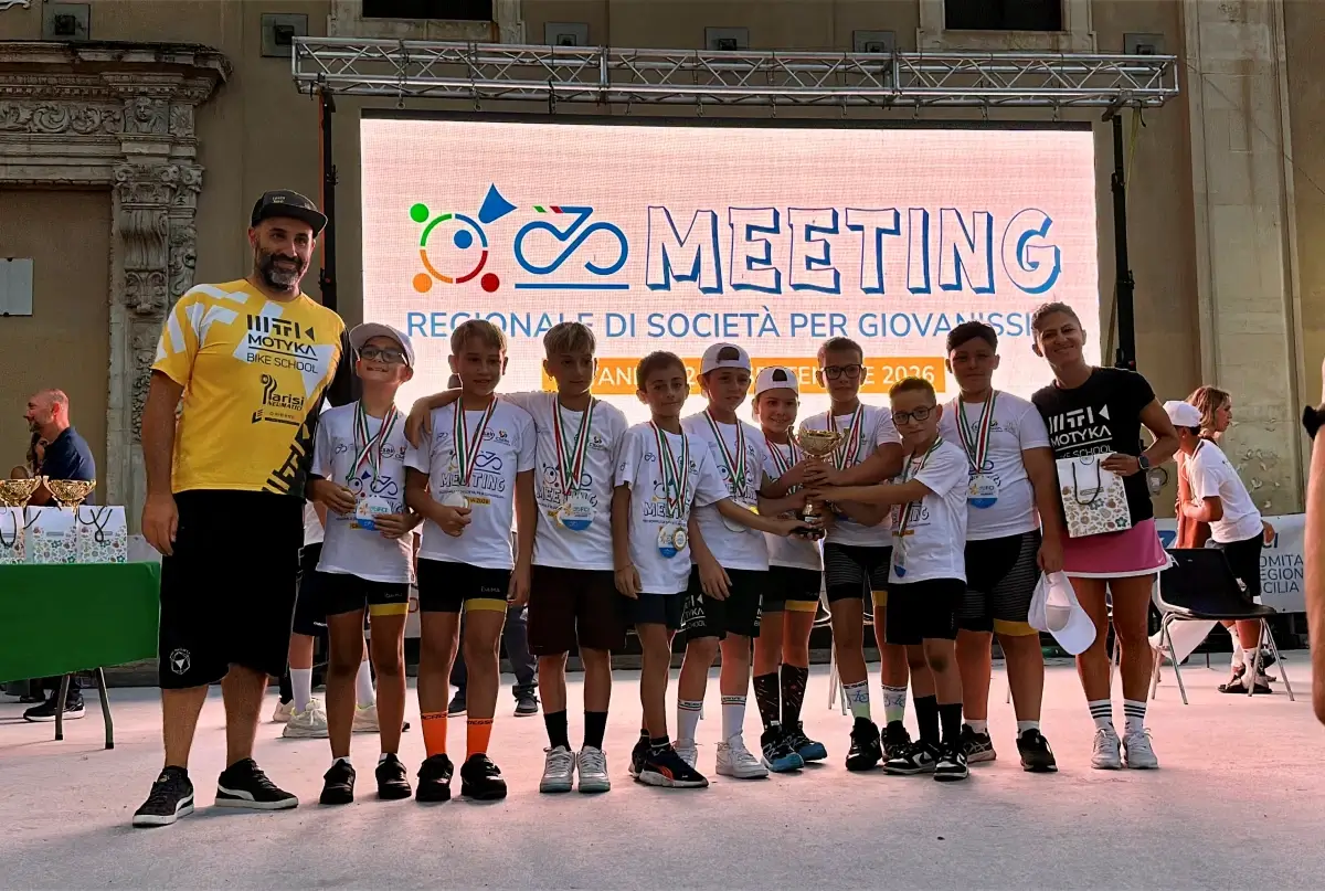 Gli atleti della Motyka Bike School Modica in premiazione al Meeting Regionale Giovanissimi di Catania