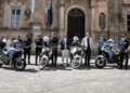Agenti della Polizia Locale con le motociclette del Nucleo Motociclisti davanti a un edificio storico di Ragusa